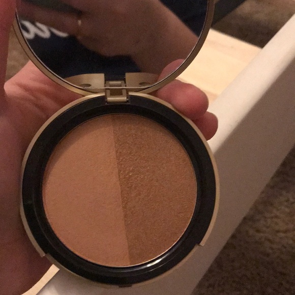 Too faced bronzer - Picture 2 of 3